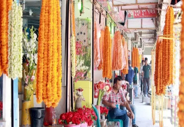 ব্যস্ত টাঙ্গাইলের ফুল ব্যবসায়ীরা