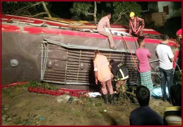 বগুড়ায় বাস খাদে পড়ে নিহত ৩, আহত ৩০  