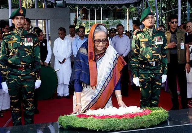 বঙ্গবন্ধুর প্রতিকৃতিতে প্রধানমন্ত্রীর শ্রদ্ধা 