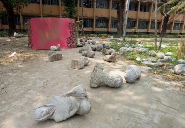 রাবি চারুকলার সব ভাস্কর্য উল্টে ফেলে রাখা হয়েছে 
