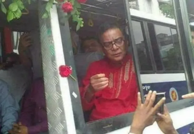 বাসে চড়ে বাসায় ফিরলেন সৈয়দ আশরাফ