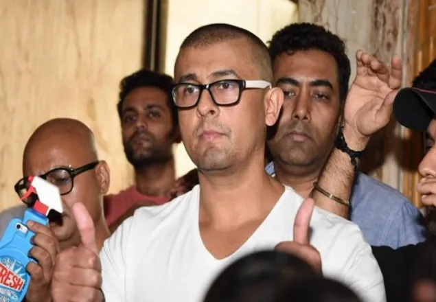 ক্ষমা চেয়ে মাথা ন্যাড়া করলেন আযানকে কটাক্ষকারী সেই সোনু নিগম