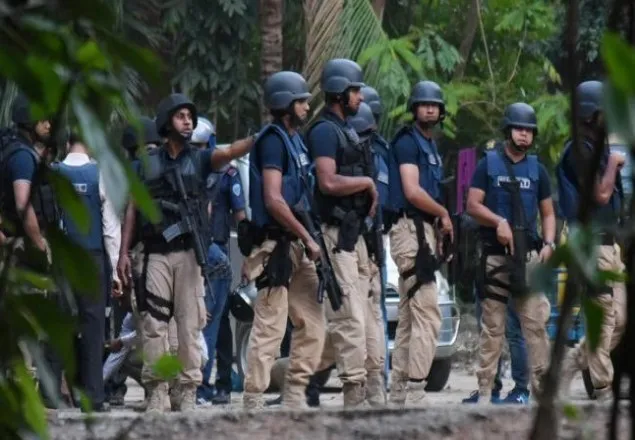 ঝিনাইদহে ‘জঙ্গি আস্তানা’ সন্দেহে বাড়ি ঘেড়াও 