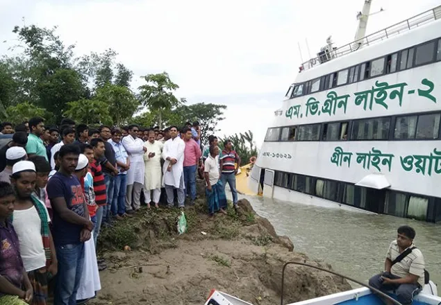 অল্পের জন্য বেঁচে গেলেন প্রায় ৫ শতাধিক যাত্রী