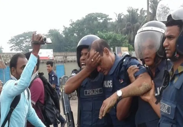 মন্ত্রী বি.বাড়িয়ায় : পিকেটারদের আঘাতে ওসি আহত