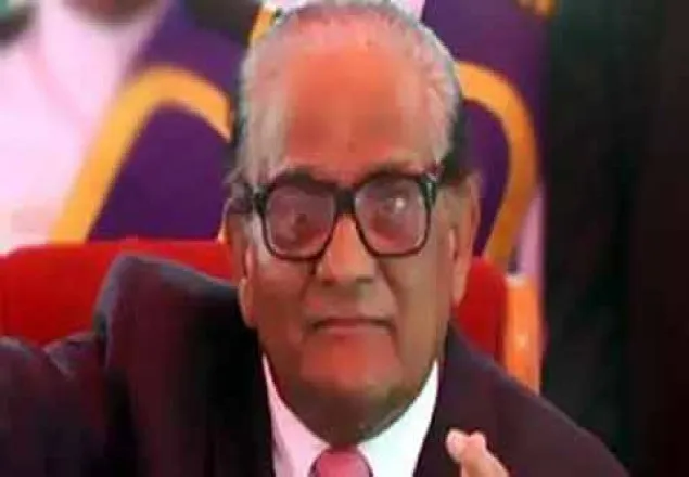 মৎস্যমন্ত্রীকে ছাত্রলীগের জুতা প্রদর্শন