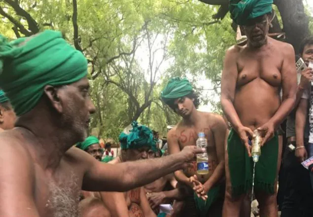 ভারতে মুত্রপান করে কৃষকদের প্রতিবাদ