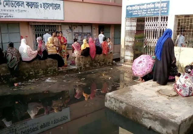 জলাবদ্ধতায় এখনো বন্ধ যে স্কুলের ক্লাসরুম