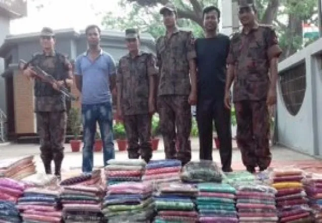 ১৫ লক্ষ টাকার ভারতীয় শাড়ী থ্রি-পিছ আটক