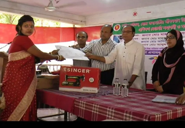 টাঙ্গাইলে দরিদ্রদের মাঝে কম্পিউটার ও সেলাই মেশিন বিতরণ