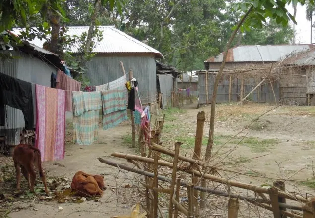 লালমনিরহাটে ভোটে হেরে রাস্তার ওপর বাড়ি নির্মাণ!