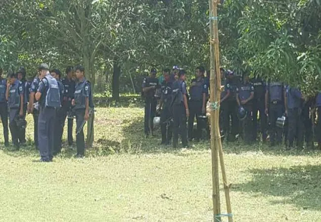 শিবগঞ্জে 'জঙ্গি আস্তানায়' অভিযানের প্রস্তুতি: ঘটনাস্থলে ফায়ার সার্ভিস ও অ্যাম্বুলেন্স