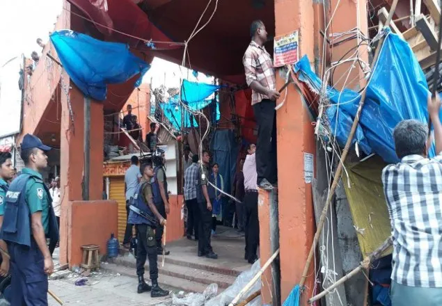 নিউমার্কেটের ফুটপাতে উচ্ছেদ অভিযান
