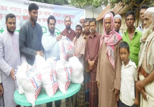 হাওরে ক্ষতিগ্রস্থদের মাঝে শিবির সভাপতির ত্রাণ বিতরন