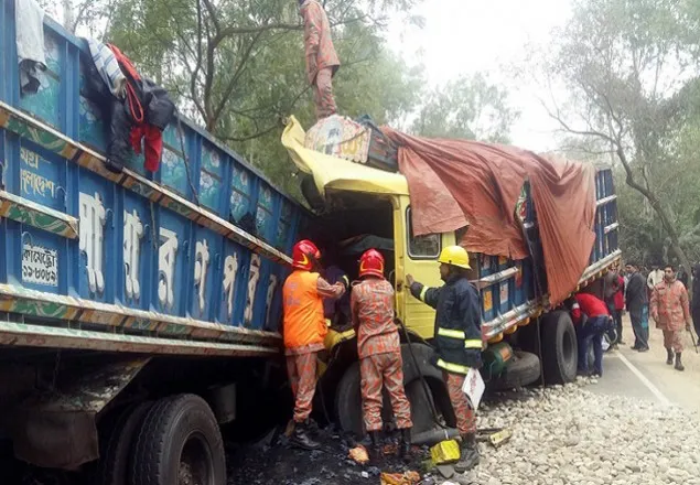 মুখোমুখি সংঘর্ষে দুই ট্রাক চালক নিহত