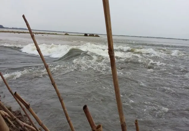 মানুষ ডুবছে হাওরে কর্মকর্তারা বিদেশে