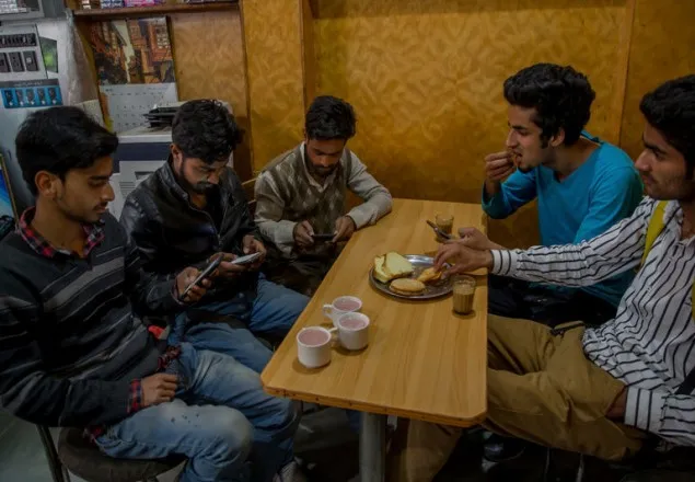 কাশ্মিরে সোশ্যাল মিডিয়া বন্ধ করে দিয়েছে ভারত