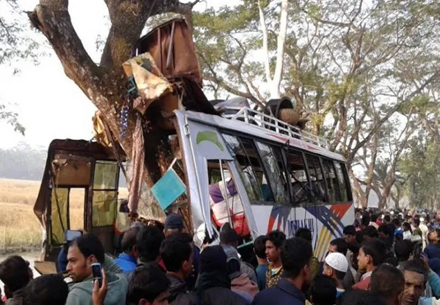 সাতক্ষীরায় বাস খাদে পড়ে নিহত ১