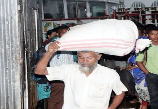 বাড়ি ছাড়ছেন হাওরপাড়ের মানুষ