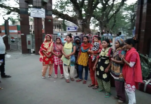 বেনাপোল দিয়ে দেশে ফিরল ১ শিশুসহ ১২ তরুণী