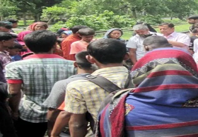 শ্রীপুরে ট্রেনে কাটা পড়ে বাবা-মেয়ে নিহত