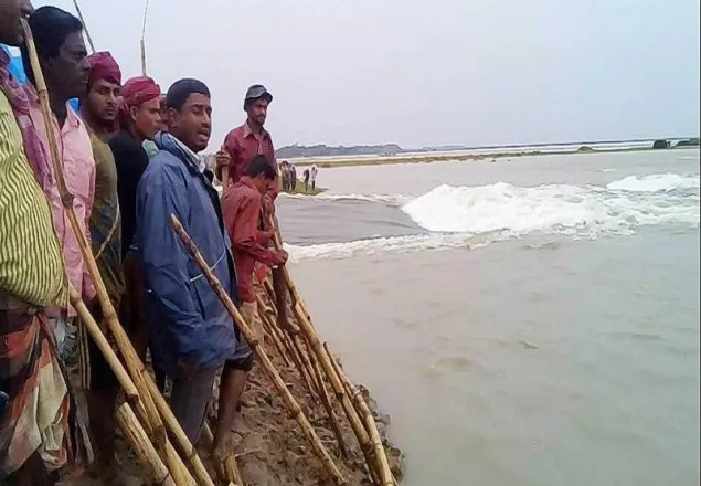 ১৮ টন চাল নিয়ে ডুবে গেছে হাওরের ত্রাণবাহী নৌকা