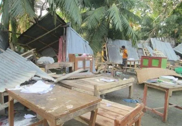 মনপুরায় ঝড়ে কলেজ ছাত্রাবাস বিধ্বস্ত, আহত-১০