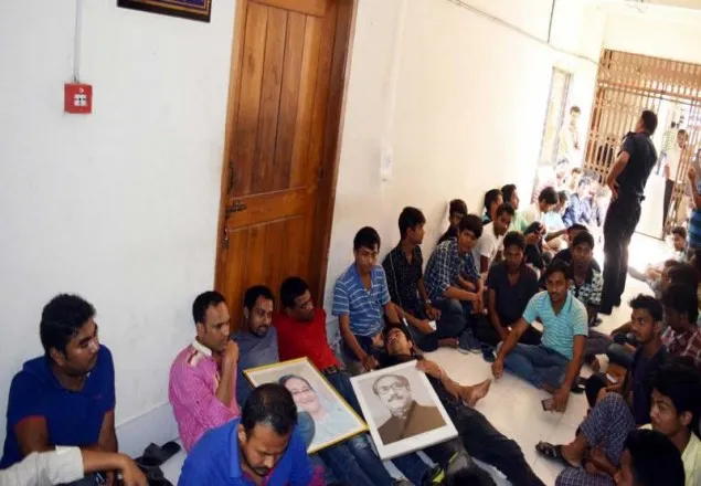 চাকরির দাবিতে ভিসিকে অবরুদ্ধ করেছে ছাত্রলীগ  
