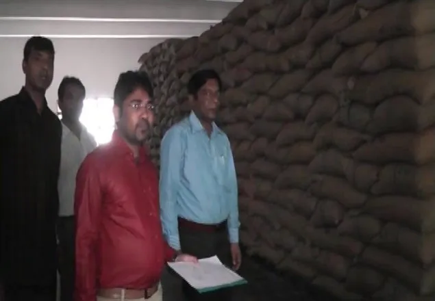 ৪২ মেট্রিক টন চাল ঘাটতি : খাদ্য কর্মকর্তার বিরুদ্ধে মামলা
