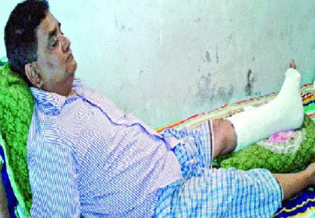 প্রধান শিক্ষকের পা ভেঙে দিলেন আ. লীগ নেতা