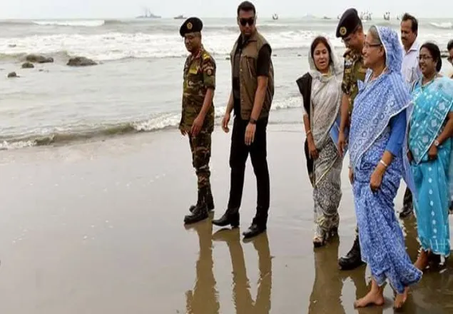 সৈকতে খালি পায়ে প্রধানমন্ত্রী
