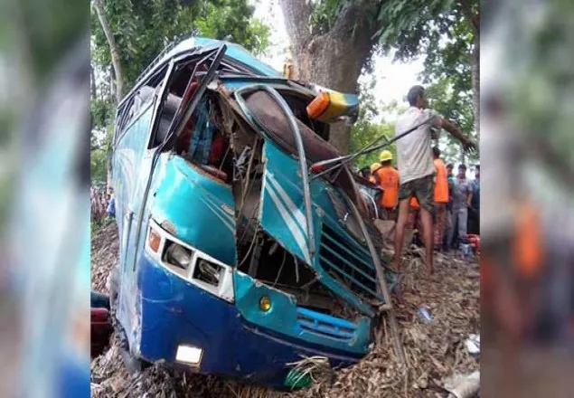 গাছের সঙ্গে বাসের ধাক্কায় নিহত ৫
