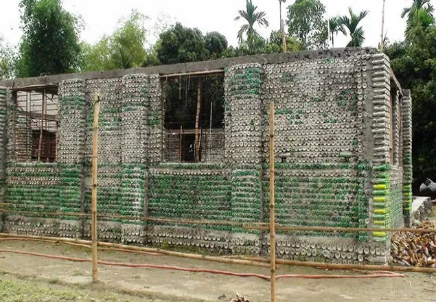 প্লাস্টিক বোতলের বাড়ি!