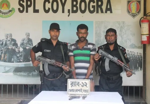 বগুড়ায় বিদেশী অস্ত্র গুলিসহ এক সন্ত্রাসী গ্রেফতার