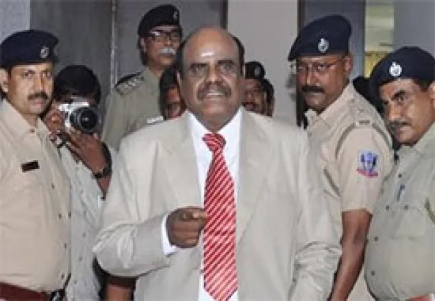 নেপাল বা বাংলাদেশে পালিয়েছেন কারনান?