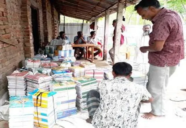 নীলফামারীতে সরকারী বই বিক্রির সময় প্রধান শিক্ষক আটক!