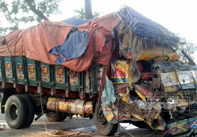 পঞ্চগড়ে ট্রাকের মুখোমুখি সংঘর্ষ, নিহত ২