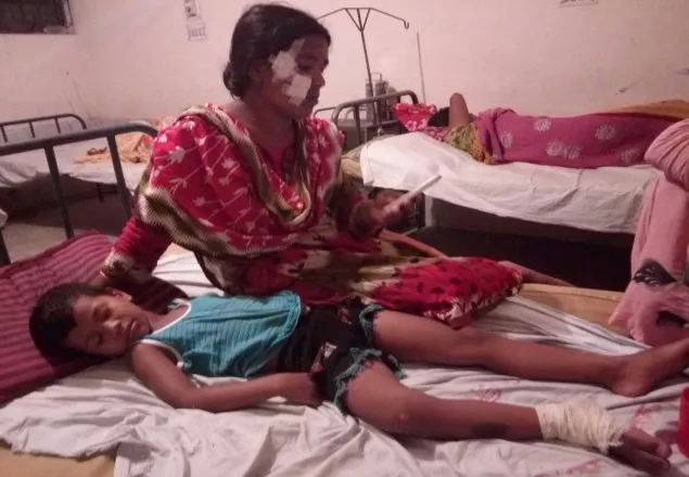  পরকীয়ার প্রতিবাদ করায় মা মেয়ে হাসপাতালে