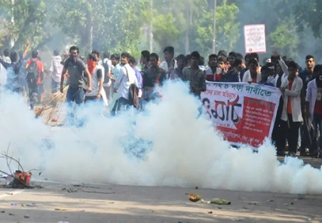 শাহবাগে শিক্ষার্থীদের সাথে পুলিশের দফায় দফায় সংঘর্ষ