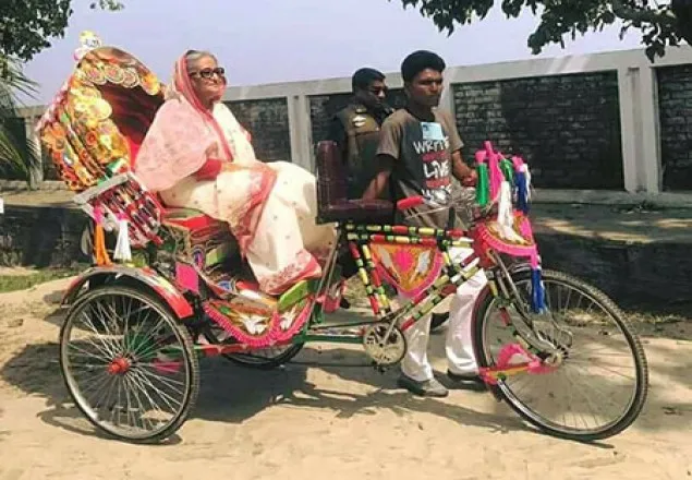 রিকশায় চড়লেন প্রধানমন্ত্রী