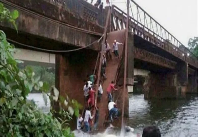 ভারতে ব্রিজ ধসে নিহত ২, বহু নিখোঁজ