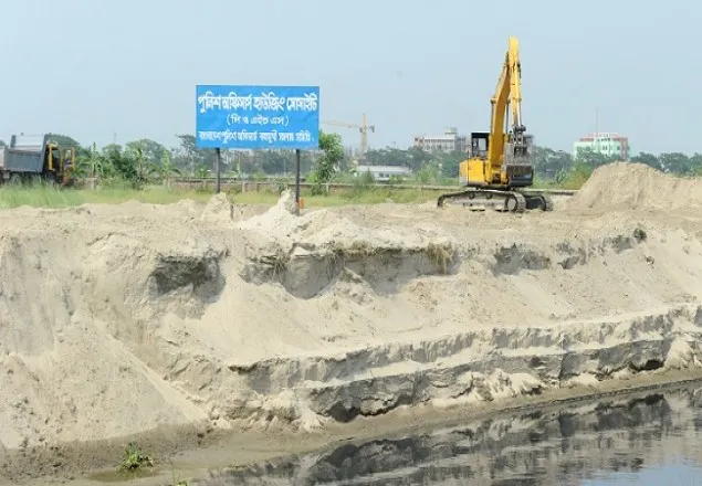 পুলিশের আবাসন প্রকল্পে ভরাট হচ্ছে খাল!