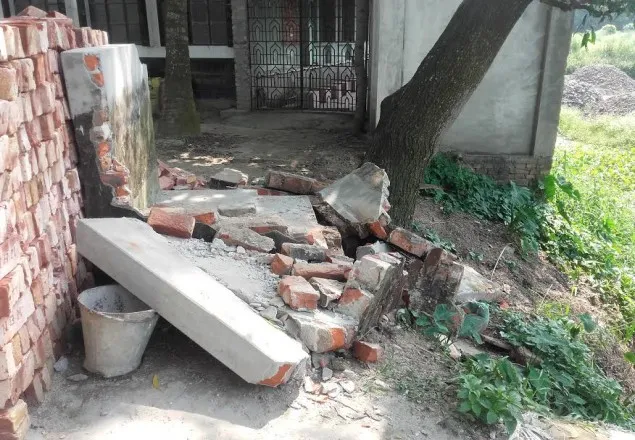 সোনারগাঁয় মসজিদের বাথরুম ভেঙ্গে ফেলেছে শ্রমীকলীগ নেতা