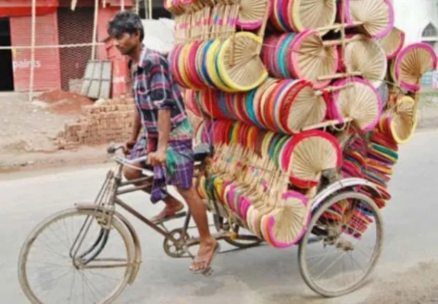 অসহনীয় লোডশেডিংয়ে তালপাখার কদর এখন আকাশ ছোঁয়া