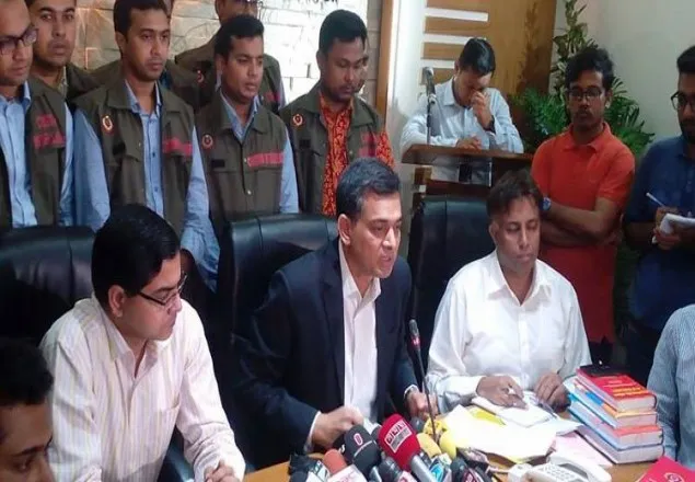 আপন জুয়েলার্সের মালিকের গাড়ি জব্দ