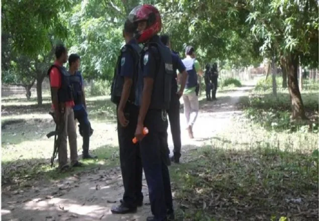 চাঁপাইনবাবগঞ্জে ‘জঙ্গি আস্তানা’ সন্দেহে তিনটি বাড়ি ঘিরে রেখেছে র‌্যাব