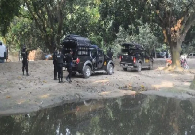 চানপাড়ায় কিছু মেলেনি, এখনো দুটি বাড়ি ঘিরে র‌্যাব