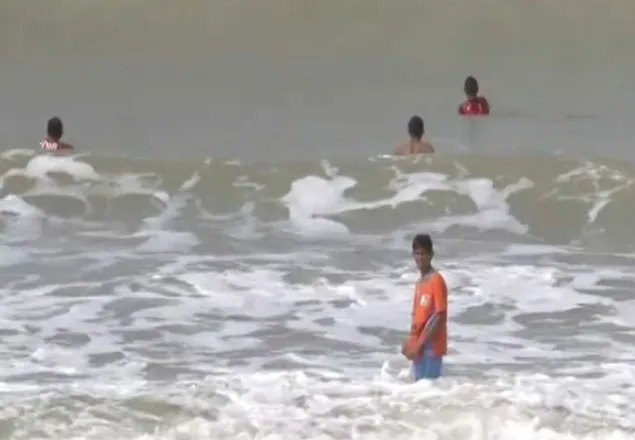পাকিস্তানে প্রচন্ড গরমে ৬ মাসের জন্য সমুদ্রে সাঁতার কাটা নিষিদ্ধ