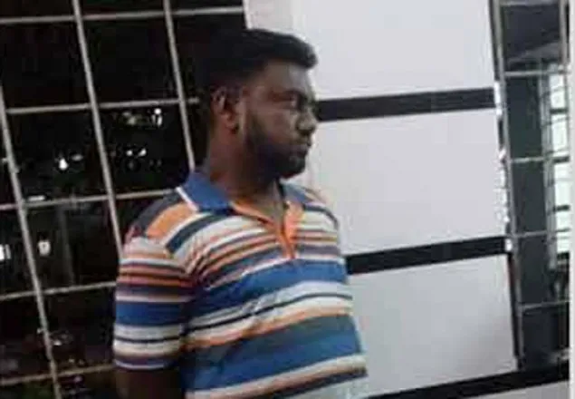 গাঁজাসহ এসআইকে আটক করে থানায় দিল ঢাবি শিক্ষার্থীরা