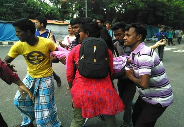 ভাস্কর্য সরানোর প্রতিবাদে বিক্ষোভ, পুলিশের সঙ্গে সংঘর্ষ